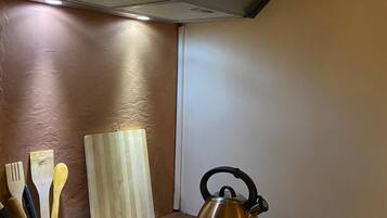 Comfort loft, uitzicht op tuin | Privékeuken | Een kookplaat, een vaatwasser, kookgerei, borden en bestek