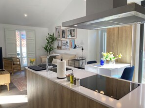 Santa Lucia 4A | Private kitchen | Fridge, microwave, oven, stovetop - Santa Lucía by Wynwood House (Madrid)