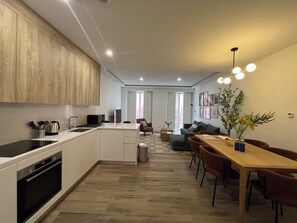 아파트, 파티오 | 전용 주방 | 냉장고, 전자레인지, 오븐, 쿡탑