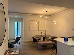 Apartment, Patio | Ruang tamu | TV 