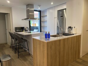 Santa Lucia 2A | Private kitchen | Fridge, microwave, oven, stovetop - Santa Lucía by Wynwood House (Madrid)