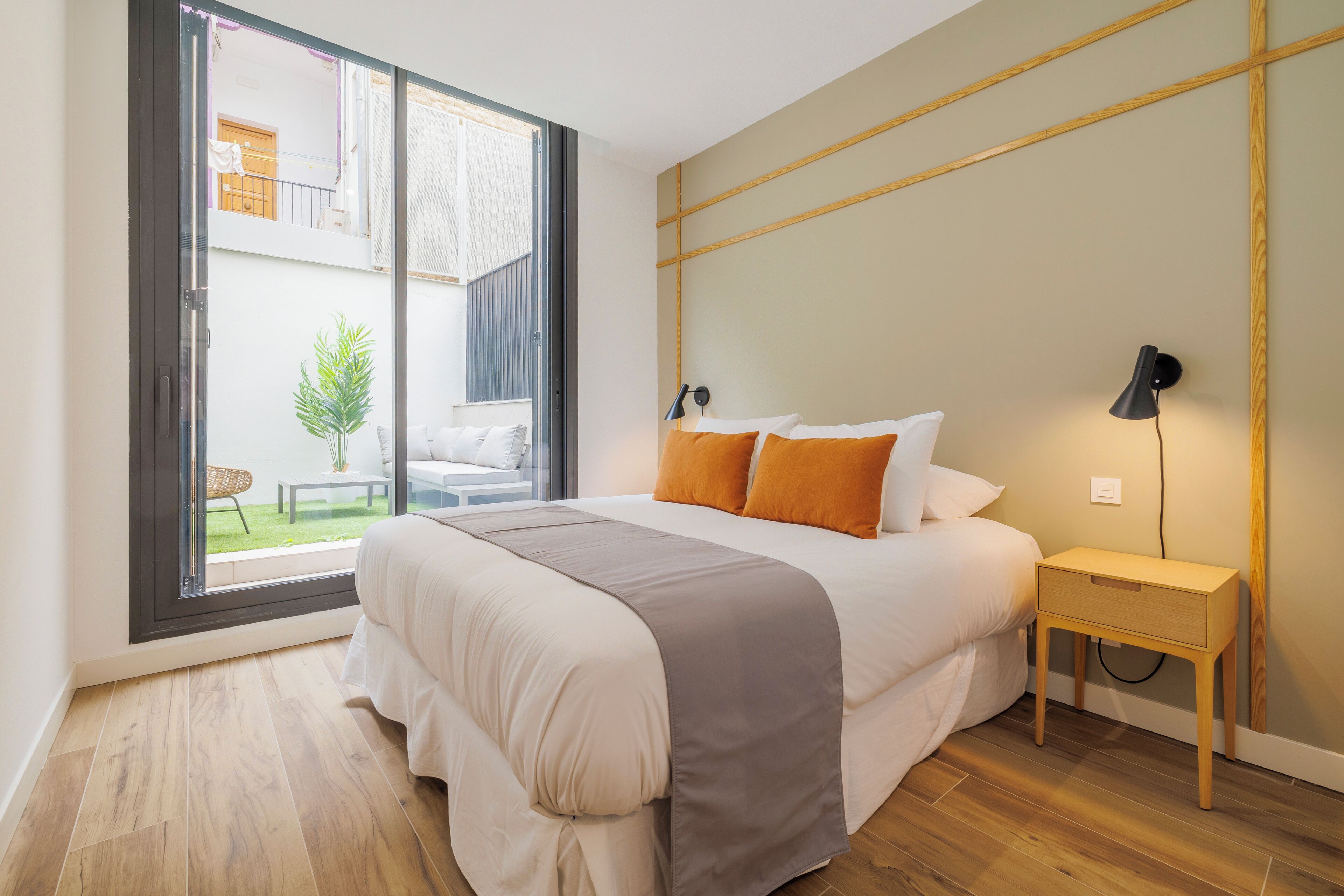 Leilighet, terrasse | Skrivebord, skrivebord for bærbar PC og strykejern/-brett