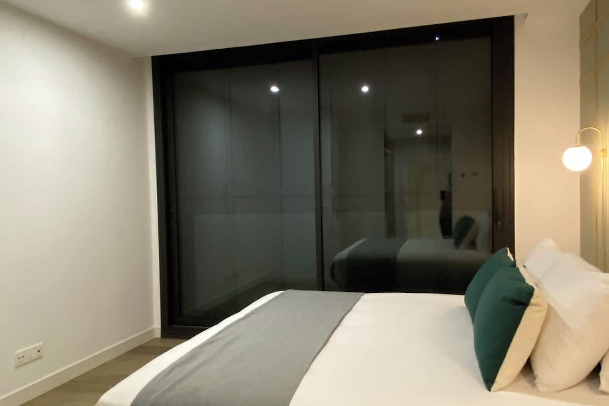 Appartamento, patio | Una scrivania, postazione laptop, ferro/asse da stiro, Wi-Fi gratuito