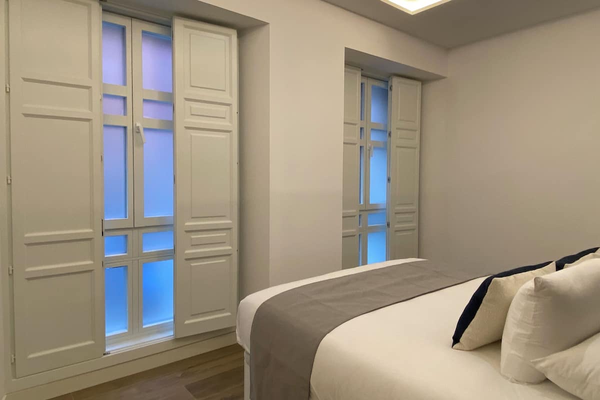 مكتب ومساحة عمل للكمبيوتر المحمول ومكواة/لوح كي وواي فاي مجانًا