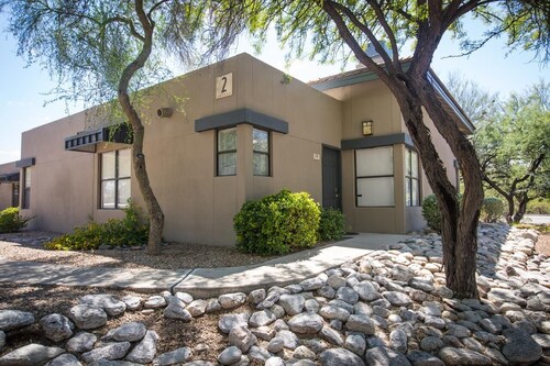 Charming 2-bedroom condo with fitness room and AC in marvelous Tucson
