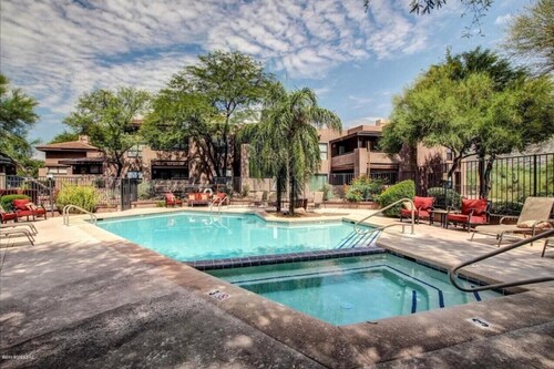 Charming 2-bedroom condo with fitness room and AC in marvelous Tucson