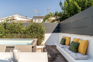 Outdoor dining - The Sweet House - Perfect for relaxing-Pool and BBQ (Sant Cugat del Vallès)