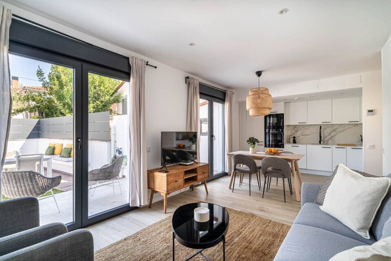 Un apartamento moderno con sala de estar, comedor y cocina.