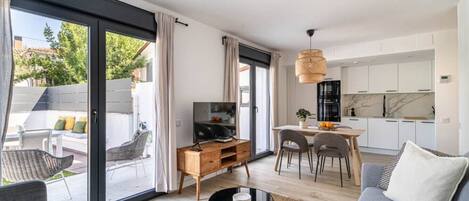 Un apartamento moderno con sala de estar, comedor y cocina.