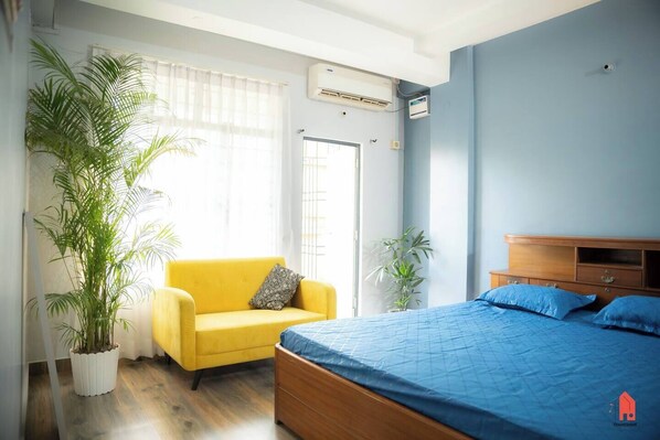 Tabla de planchar con plancha, wifi y ropa de cama