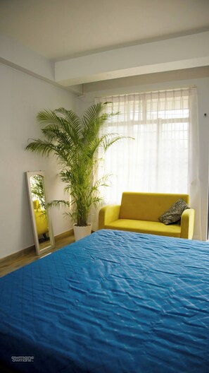 Tabla de planchar con plancha, wifi y ropa de cama