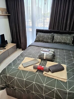 Tirai kedap cahaya, setrika/meja setrika, Wi-Fi gratis, dan seprai linen