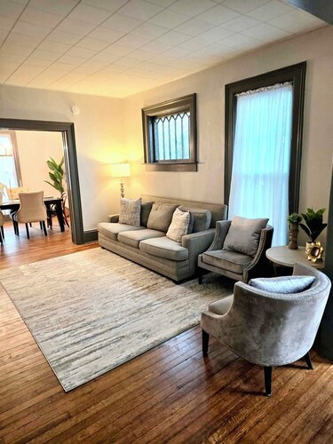 Victorian charm meets modern comfort Sleeps 10 w/AC FULLY STOCKED