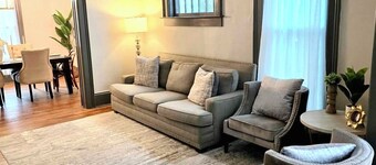 Victorian charm meets modern comfort Sleeps 10 w/AC FULLY STOCKED