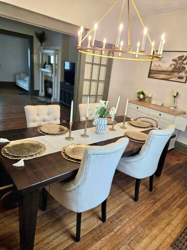 Victorian charm meets modern comfort Sleeps 10 w/AC FULLY STOCKED