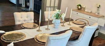 Victorian charm meets modern comfort Sleeps 10 w/AC FULLY STOCKED