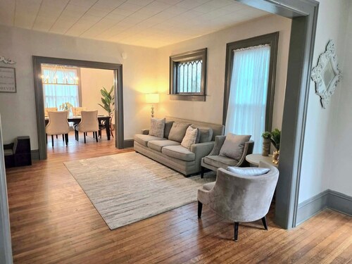 Victorian charm meets modern comfort Sleeps 10 w/AC FULLY STOCKED