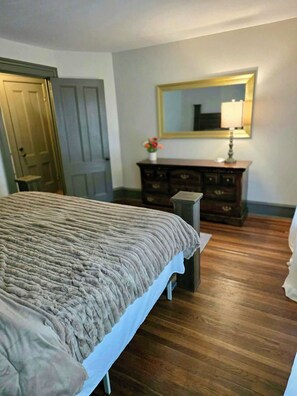 3 bedrooms, iron/ironing board, travel crib, free WiFi