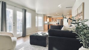 Living area - Elegant, Light-Filled Retreat with Scenic Views in a Peaceful Neighborhood (East Wenatchee)