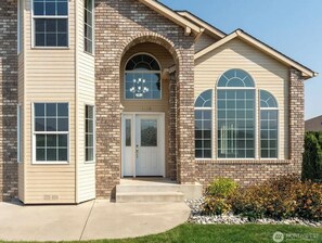 Exterior detail - Elegant, Light-Filled Retreat with Scenic Views in a Peaceful Neighborhood (East Wenatchee)