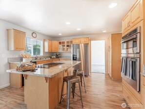 Private kitchen - Elegant, Light-Filled Retreat with Scenic Views in a Peaceful Neighborhood (East Wenatchee)