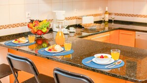 A kitchen with a granite countertop, a fruit bowl, a coffee maker, and a toaster. - Villa w/ Heatable Pool and BBQ in Albufeira (Albufeira)