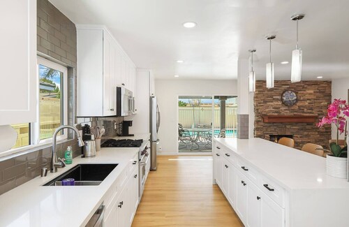 Spacious 6-bedroom house with fitness room and AC in charming Buena Park