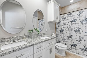 Dusch, hårtork, handdukar och tvål