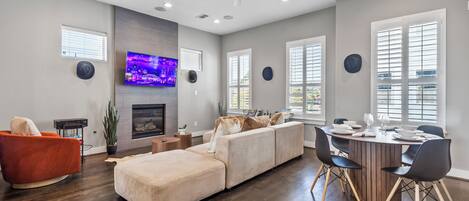 Smart-TV, peis, bøker og stereoanlegg