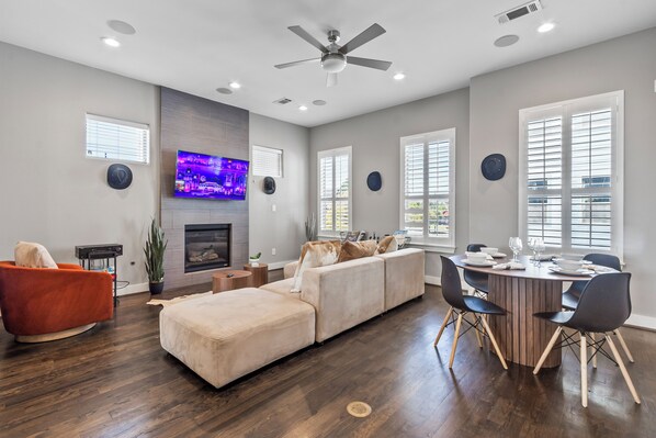 Smart TV, fireplace, books, stereo - Modern 3BR only 10 mins from Downtown! Gated Area, Pool Table, & Skyline Views! (Houston)