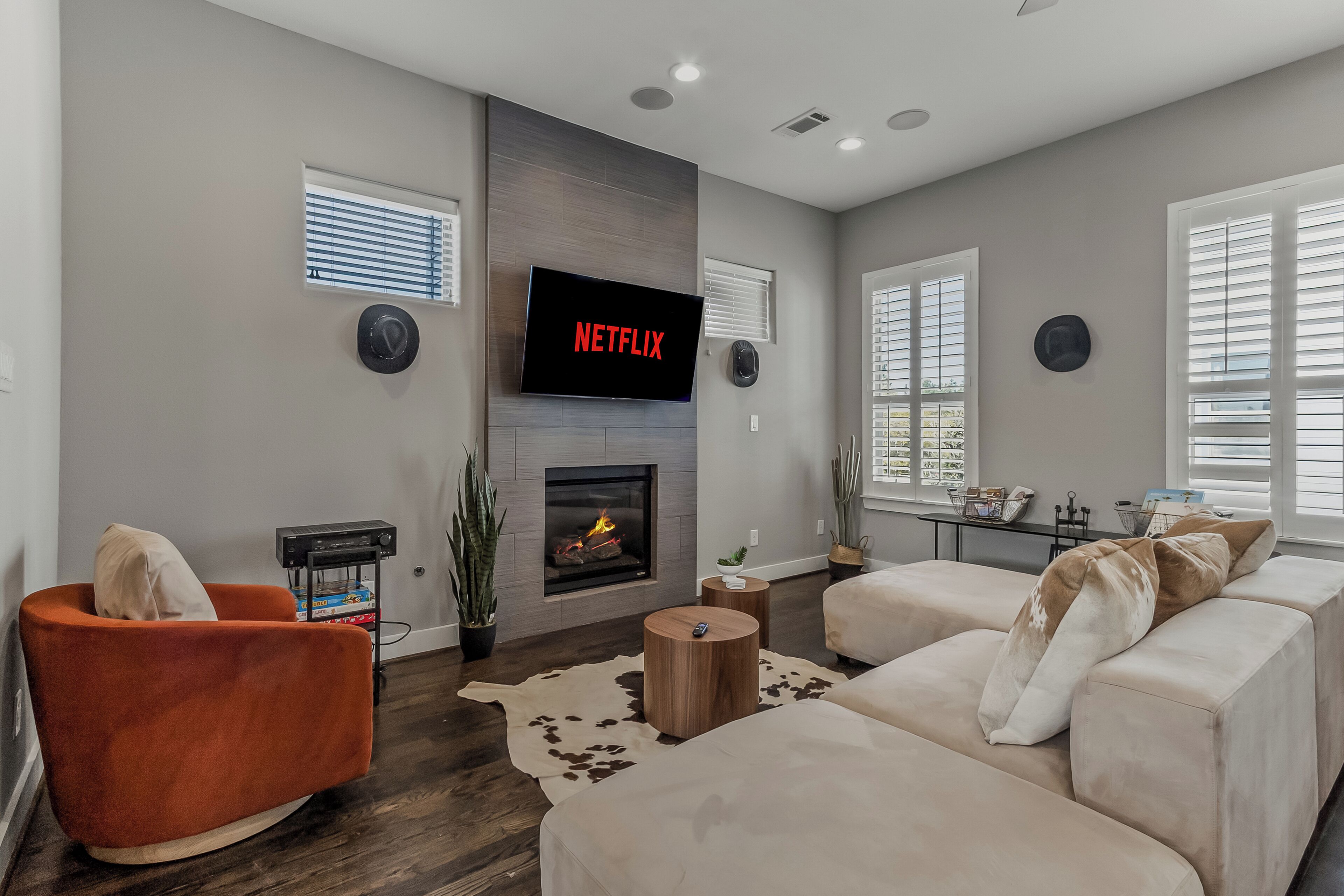 Smart-TV, Kamin, Bücher, Stereoanlage