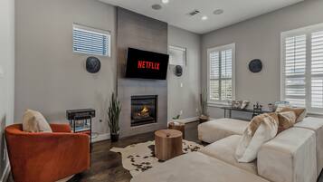 Smart-tv, eldstad, böcker och en stereo