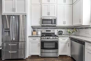 Refrigerador, microondas, horno y parrilla de estufa 