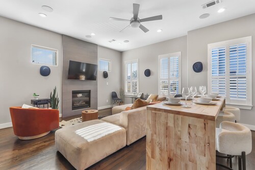 Modern 3BR only 10 mins from Downtown! Gated Area, Pool Table, & Skyline Views!