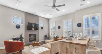 Modern 3BR only 10 mins from Downtown! Gated Area, Pool Table, & Skyline Views!