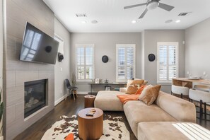 Smart TV, chimenea, libros y estéreo 