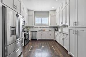 Fridge, microwave, oven, stovetop - Modern 3BR only 10 mins from Downtown! Gated Area, Pool Table, & Skyline Views! (Houston)