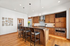 雪櫃、微波爐、焗爐、爐具