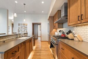 雪櫃、微波爐、焗爐、爐具