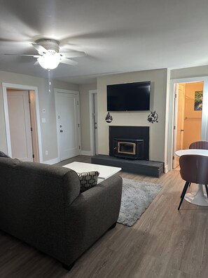 Living area - Oceanfront Sunrise Haven (Saanichton)
