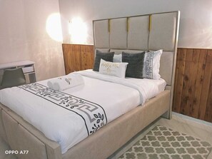 Escritorio, espacio para trabajar con laptop y wifi gratis