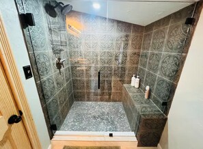 Douche, baignoire à jets, sèche-cheveux, serviettes fournies