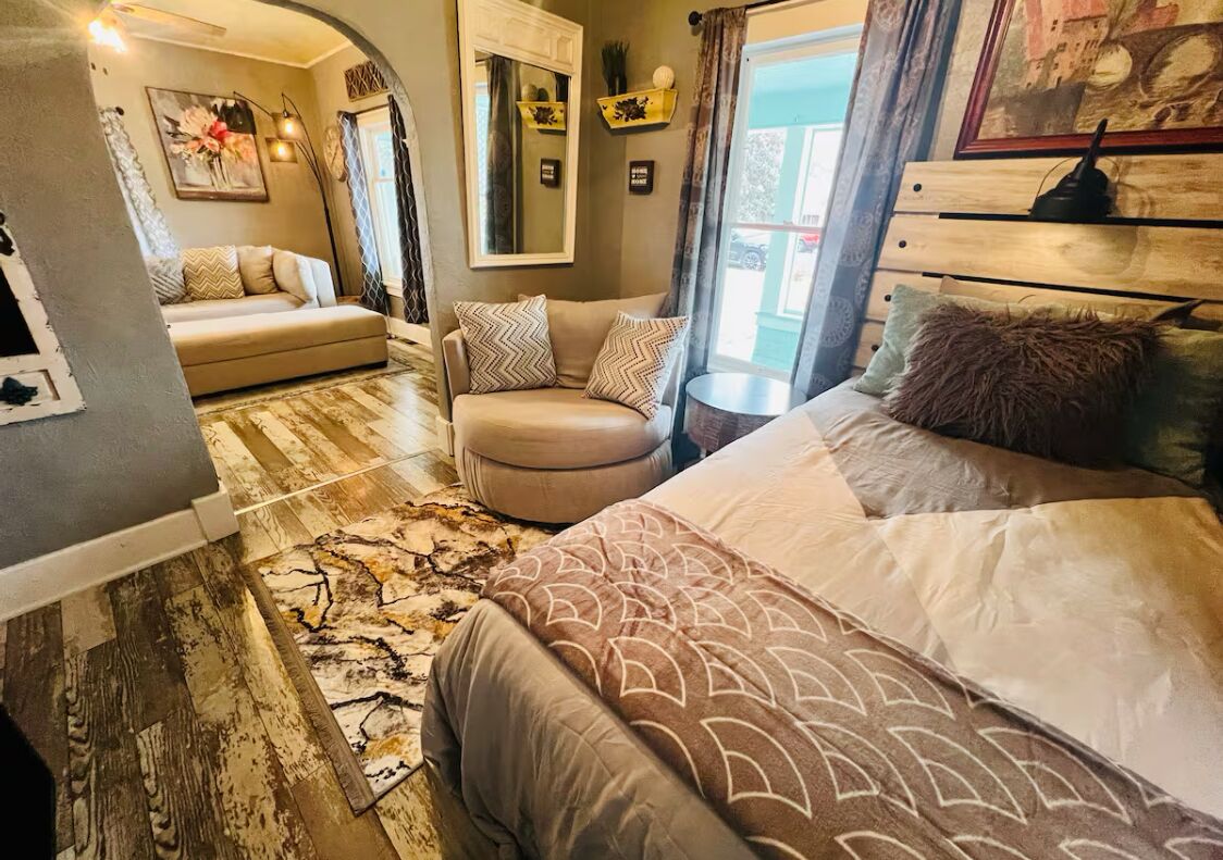 3 عدّة غرف نوم ومكواة/لوح كي وواي فاي وملاءات أسرّة