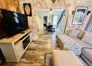 Living area - Charming getaway in the heart of downtown! (Montrose)