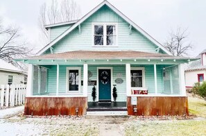 Exterior - Charming getaway in the heart of downtown! (Montrose)