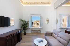 Apartment | Living area - Rental in Rome View of the Colosseum Apartment (Rome)