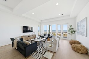 Smart TV, chimenea y libros 