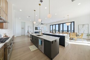 Geladeira, micro-ondas, fogão, cooktop