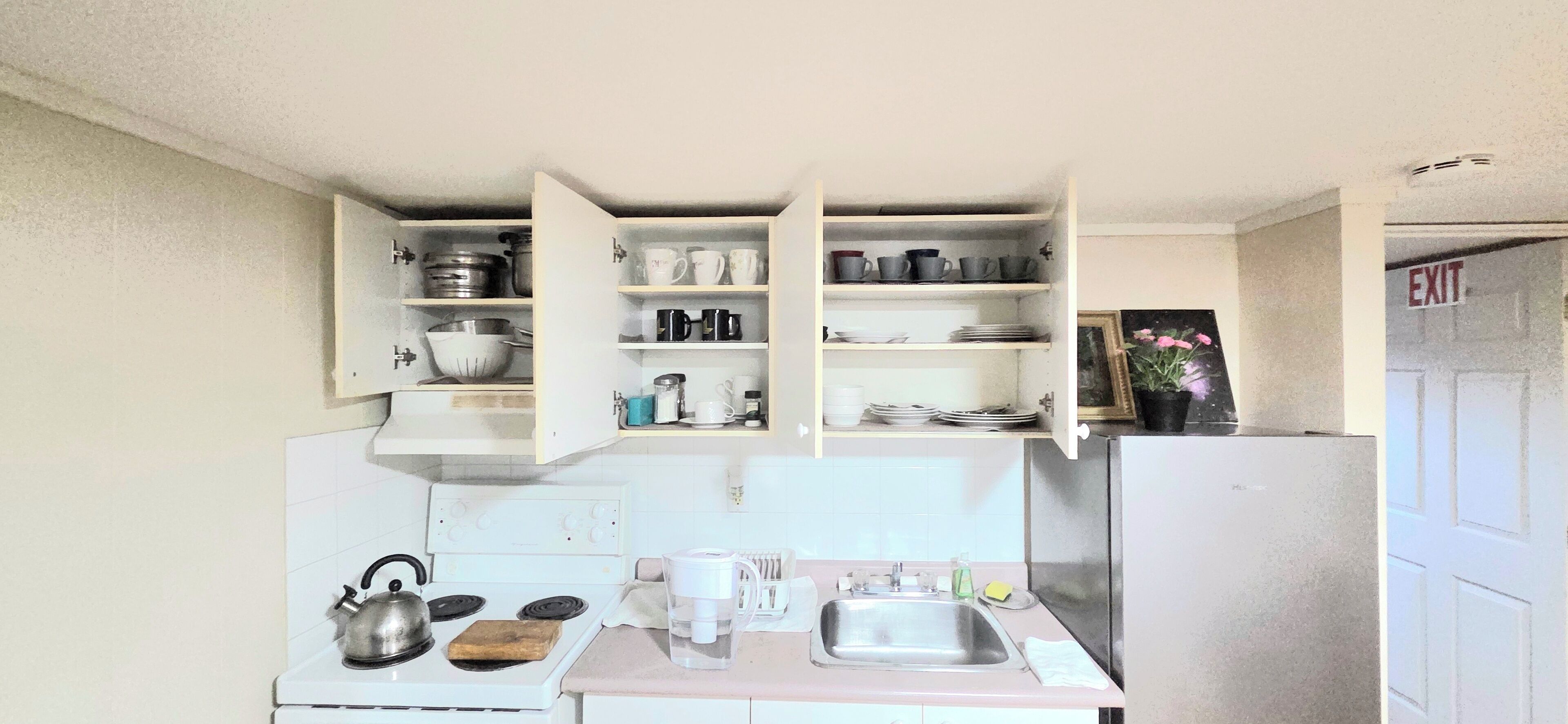 Kühlschrank, Mikrowelle, Herdplatte, Wasserkocher mit Kaffee-/Teezubehör