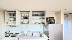 Wasserkocher mit Kaffee-/Teezubehör, Kühlschrank, Mikrowelle, Herdplatte
